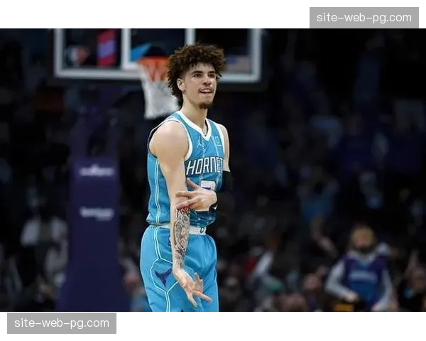 三球鲍尔助攻率42.7%排名第三 健康回归带动黄蜂进攻 三球鲍尔助攻率42.7%排名第三 健康回归带动黄蜂进攻